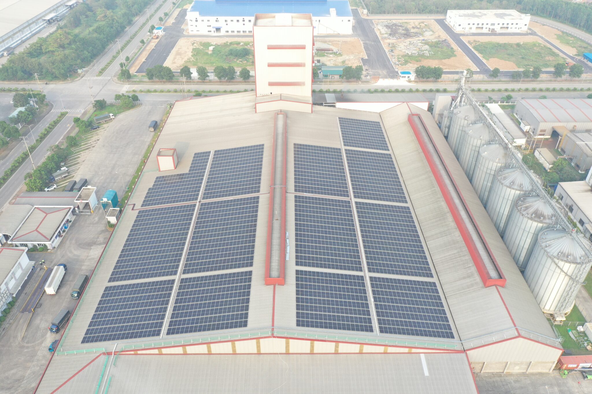 1,540 kWp rooftop solar system at animal feed manufacturing facility, Hai Duong Province - Solarvest Vietnam